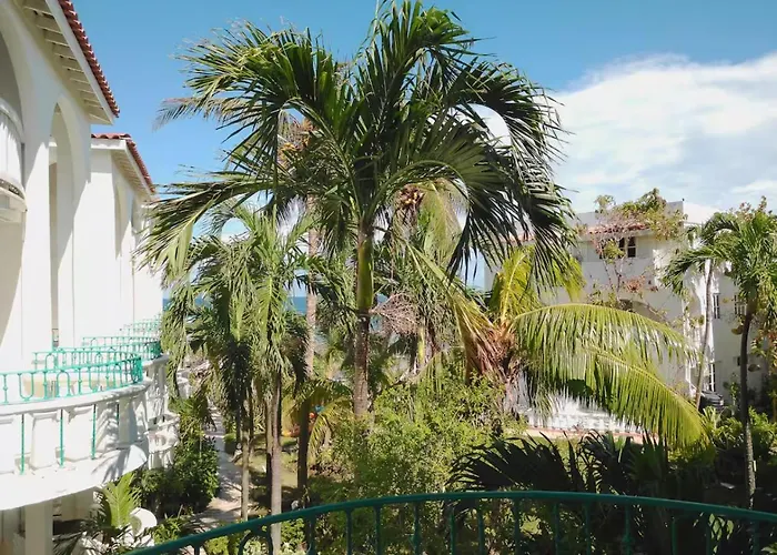 2 Bedroom Beachfront With King Bed And Pool
