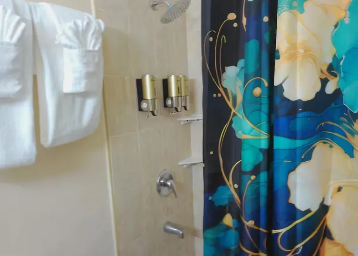 2 Bedroom Beachfront With King Bed And Pool Runaway Bay