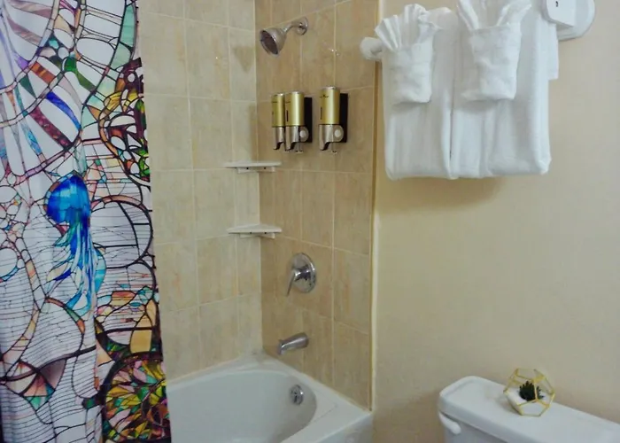 2 Bedroom Beachfront With King Bed And Pool Runaway Bay