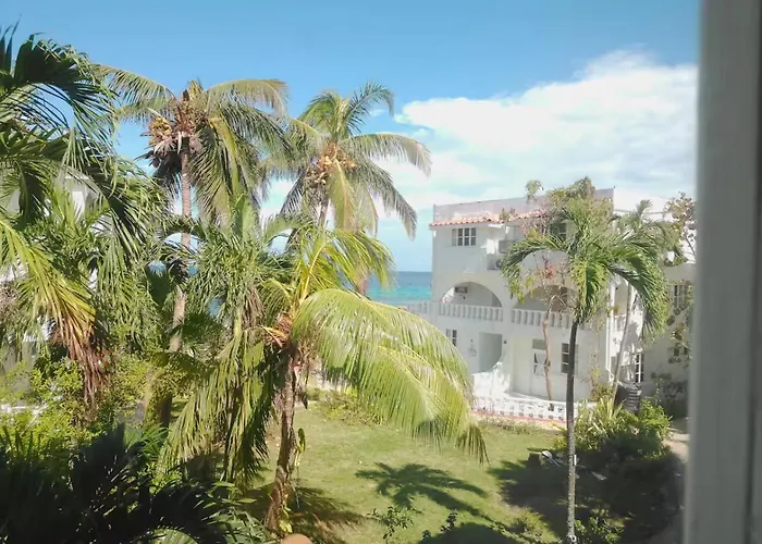 Apartment 2 Bedroom Beachfront With King Bed And Pool Runaway Bay