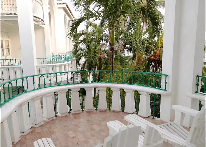 Apartment 2 Bedroom Beachfront With King Bed And Pool Runaway Bay