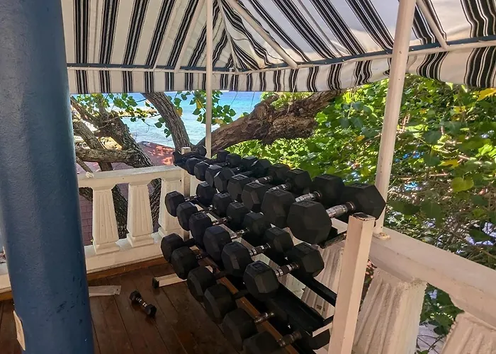 Apartment 2 Bedroom Beachfront With King Bed And Pool Runaway Bay