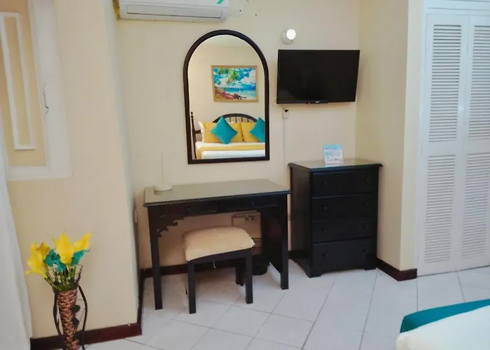 2 Bedroom Beachfront With King Bed And Pool Apartment *
