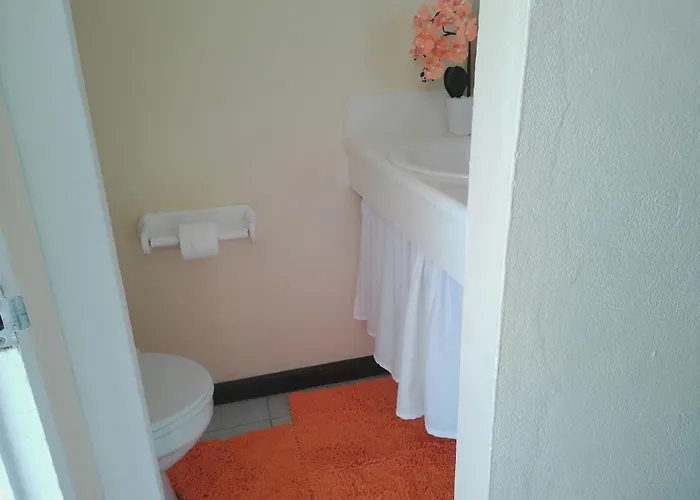 2 Bedroom Beachfront With King Bed And Pool Apartment Runaway Bay