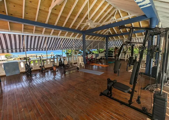 2 Bedroom Beachfront With King Bed And Pool Apartment Runaway Bay