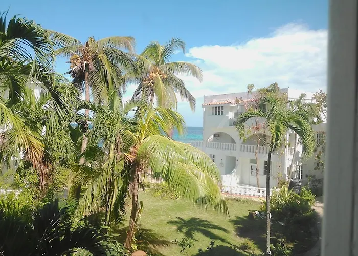 2 Bedroom Beachfront With King Bed And Pool Apartment Runaway Bay