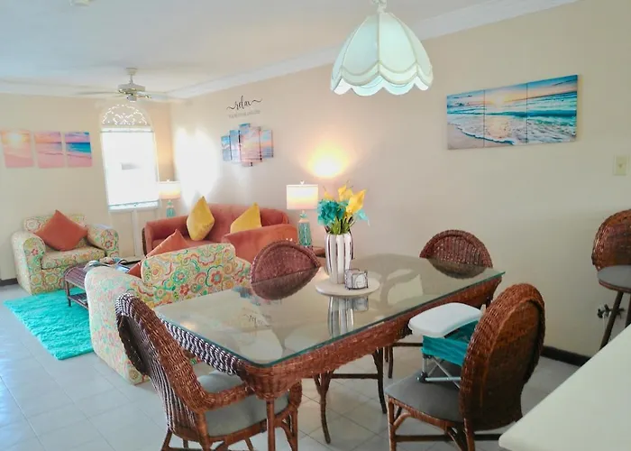 2 Bedroom Beachfront With King Bed And Pool Apartment