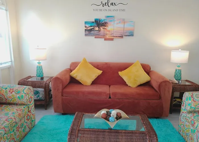 2 Bedroom Beachfront With King Bed And Pool Runaway Bay