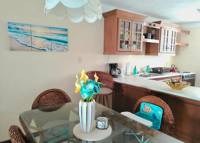 2 Bedroom Beachfront With King Bed And Pool Apartment *