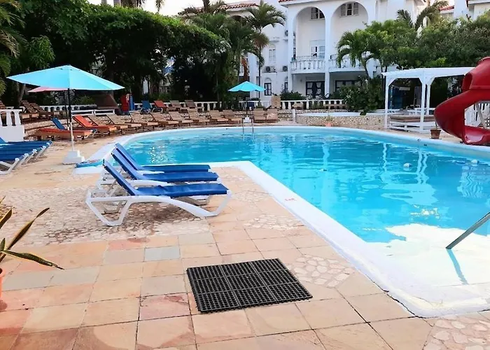 Apartment 2 Bedroom Beachfront With King Bed And Pool Runaway Bay