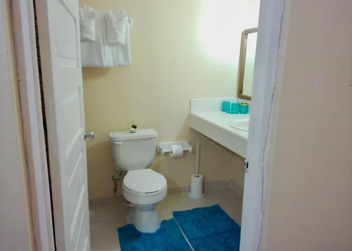 2 Bedroom Beachfront With King Bed And Pool Runaway Bay