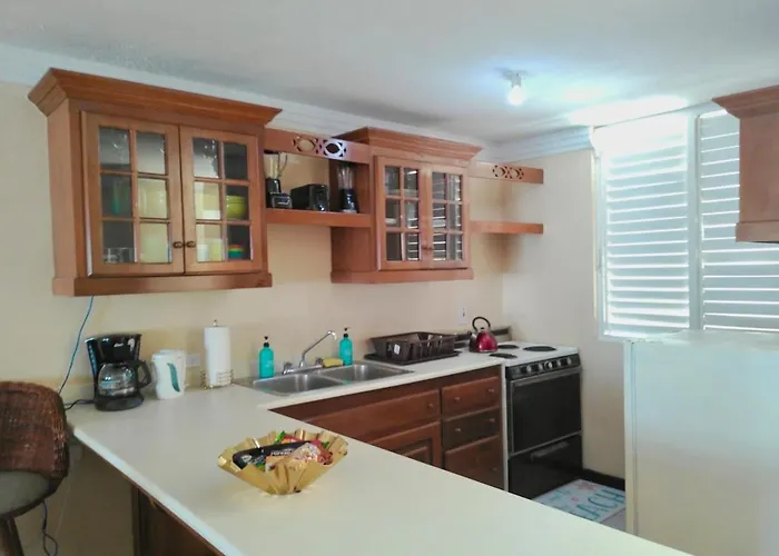 2 Bedroom Beachfront With King Bed And Pool Apartment Runaway Bay