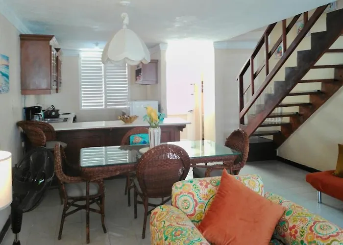 2 Bedroom Beachfront With King Bed And Pool Runaway Bay