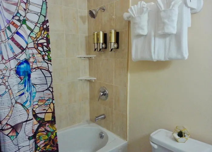 2 Bedroom Beachfront With King Bed And Pool Apartment