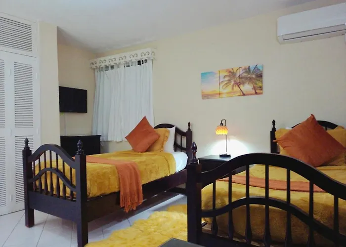 Apartment 2 Bedroom Beachfront With King Bed And Pool