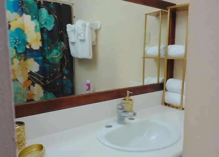 2 Bedroom Beachfront With King Bed And Pool Apartment *