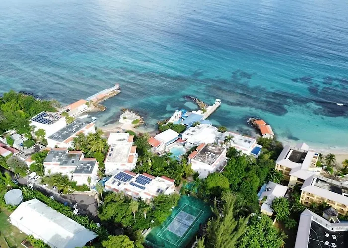 Apartment 2 Bedroom Beachfront With King Bed And Pool Runaway Bay