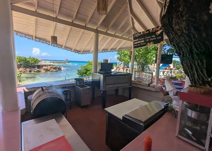 Apartment 2 Bedroom Beachfront With King Bed And Pool