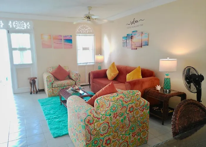 2 Bedroom Beachfront With King Bed And Pool Apartment *