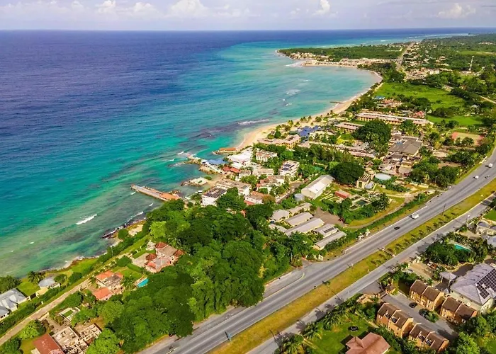 Apartment 2 Bedroom Beachfront With King Bed And Pool Runaway Bay