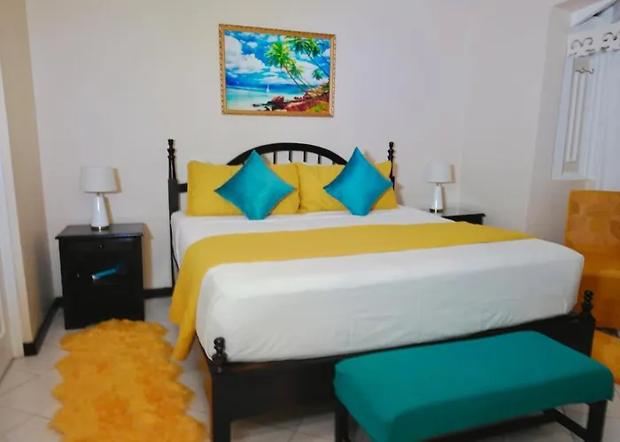 Apartment 2 Bedroom Beachfront With King Bed And Pool *